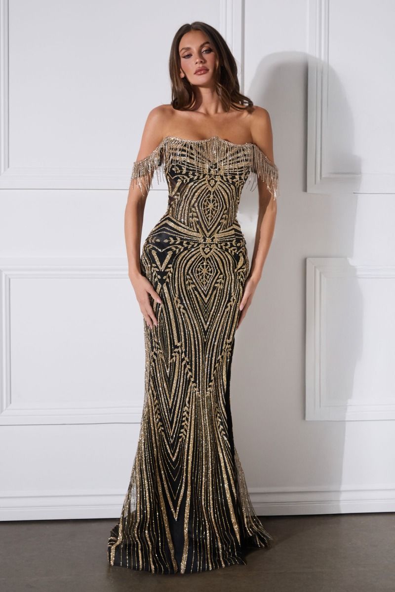 Vestido ajustado que presenta un escote de hombros descubiertos adornado con flecos de cristal en cascada que brillan, corpiño de corsé estructurado y espalda con cordones