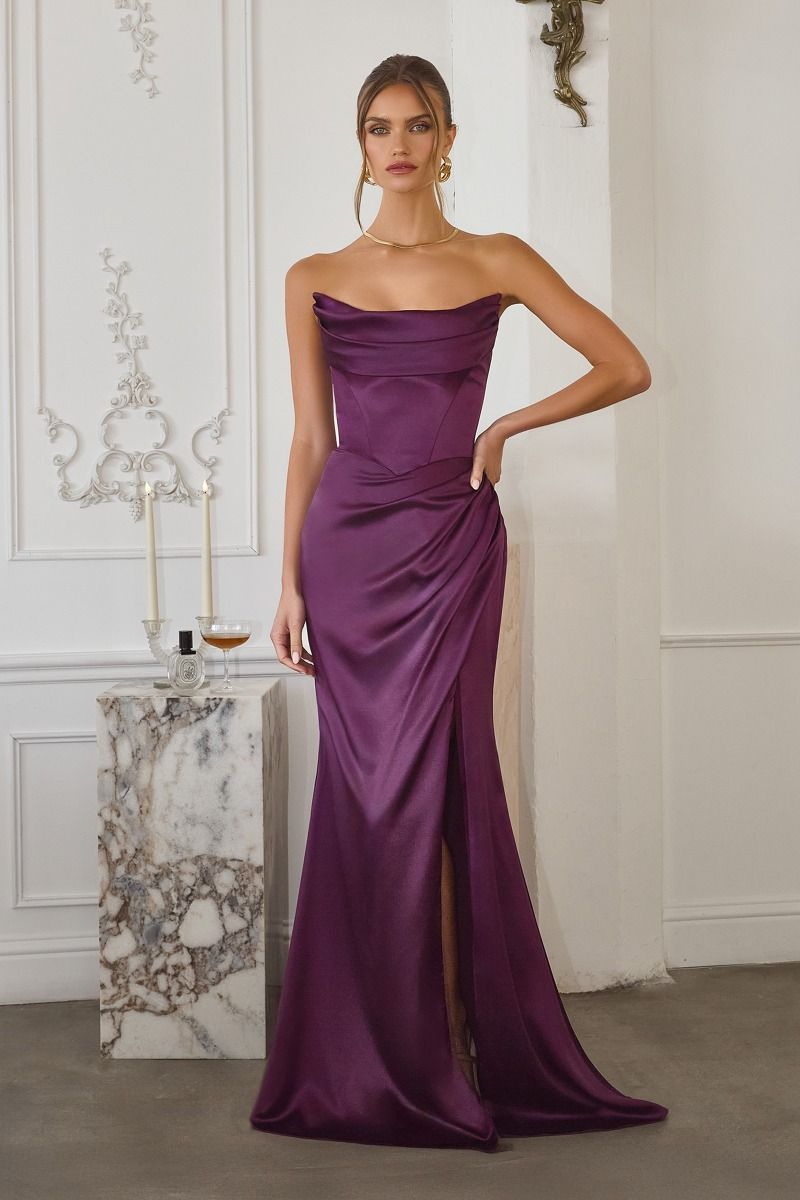 Vestido de satén elástico presenta un escote de suave caída y un corpiño esculpido que define la cintura , abertura en la pierna y mangas removibles