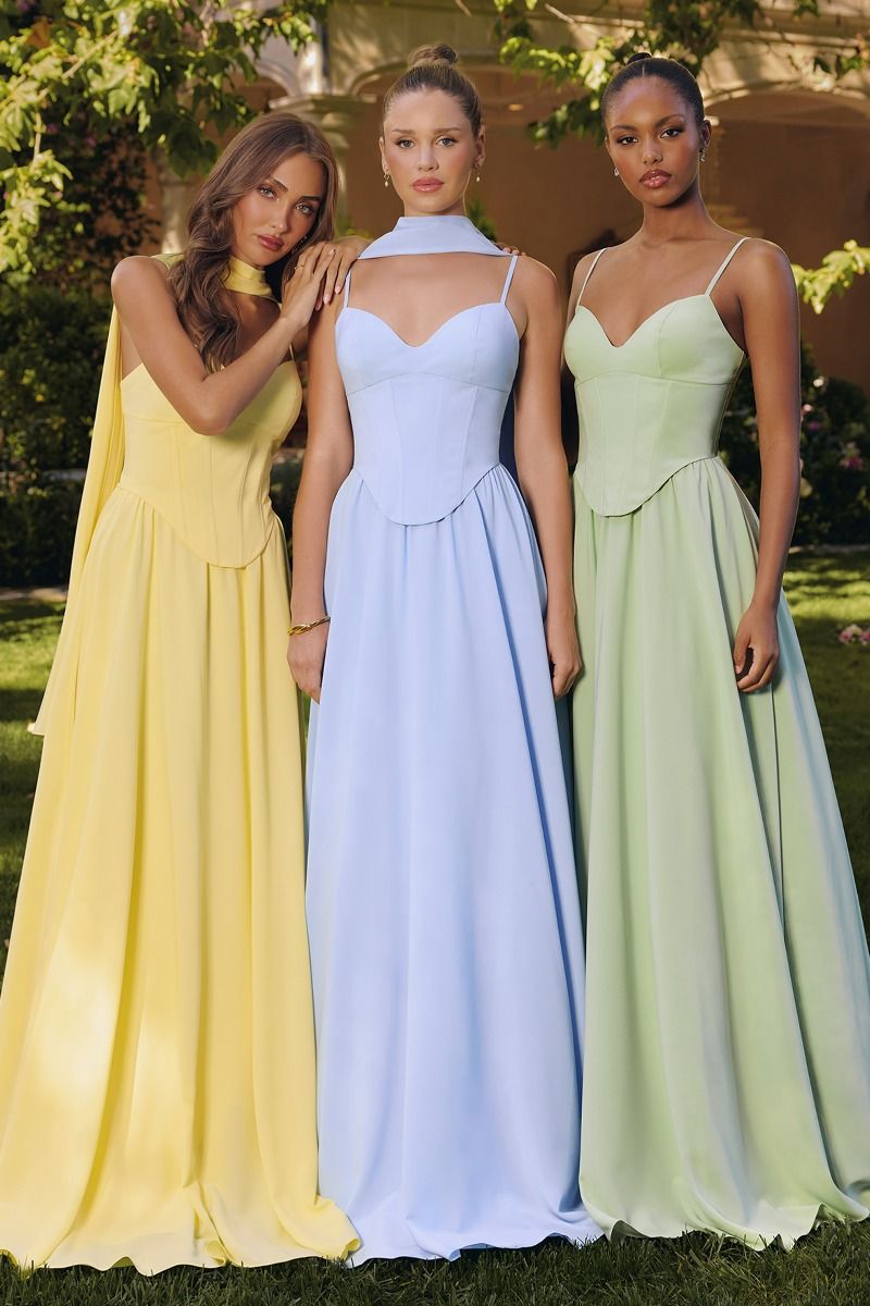 Vestido corte A con escote V y delicados tirantes , espalda con cordones ajustables y incluye pashmina