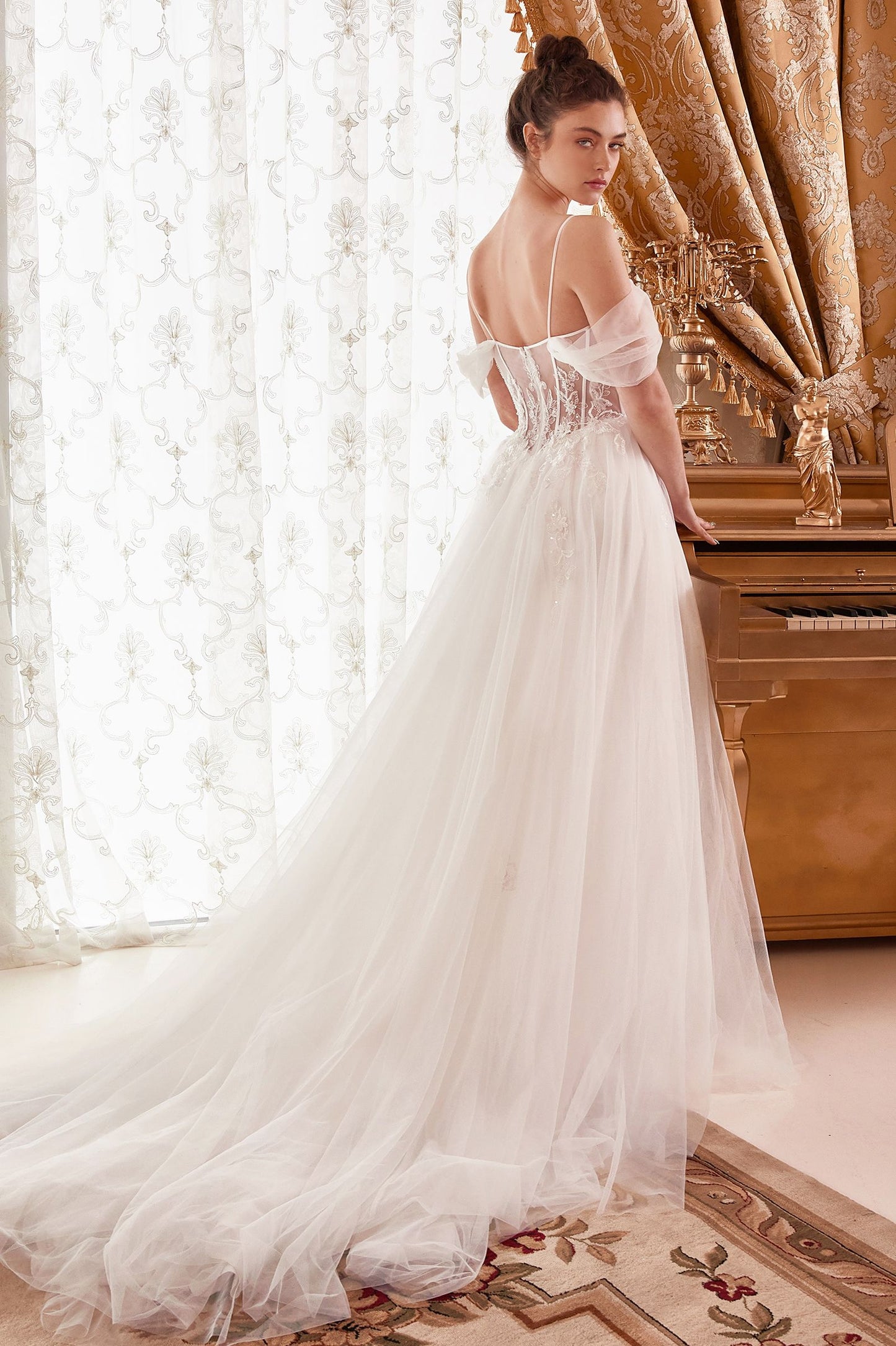 Vestido de novia de cuento de hadas con un seductor escote corazón y mangas drapeadas que dejan los hombros al descubierto y un corpiño transparente con varillas, intrincados apliques de encaje y una hermosa cola larga de tul con capas