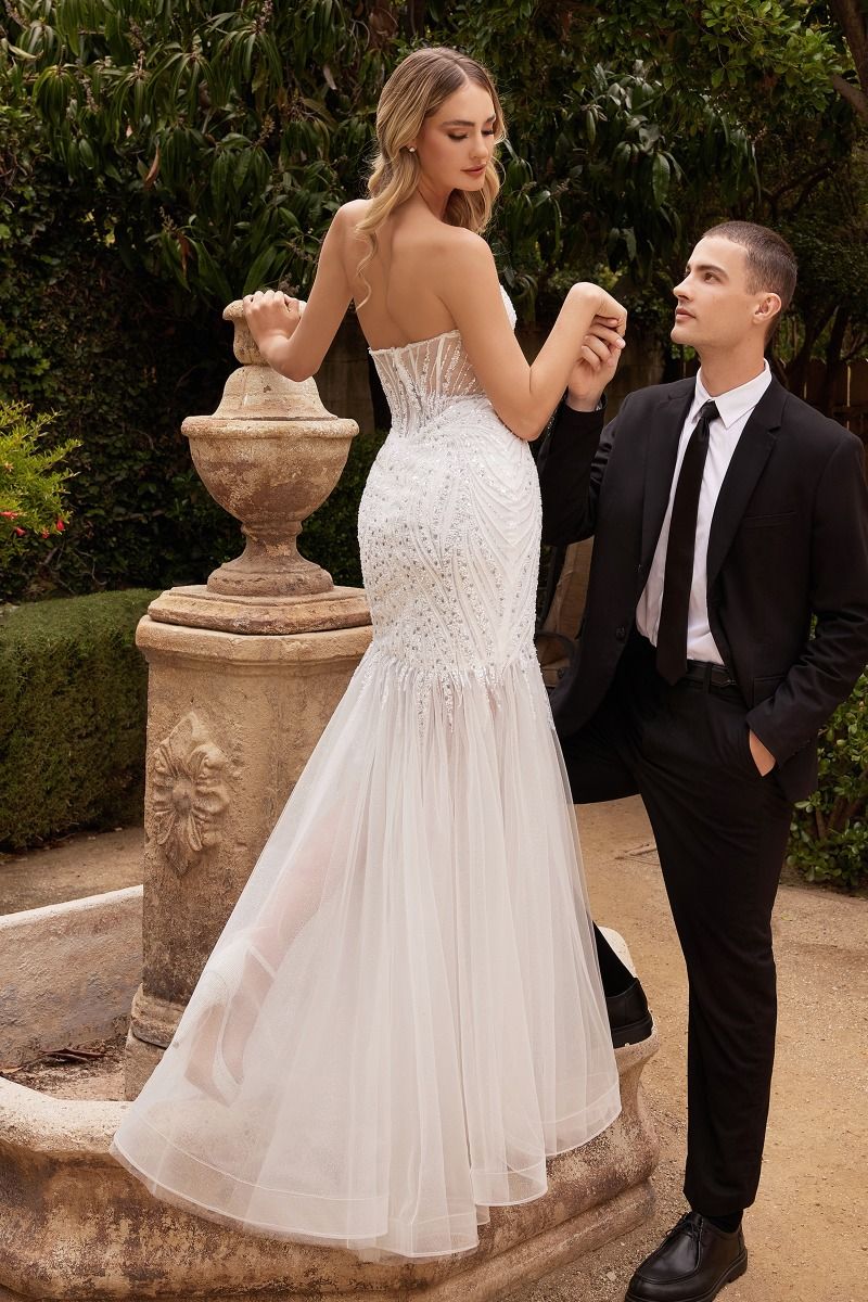 Vestido de novia sirena con pedrería y tirantes, confeccionado con tul transparente en capas ,escote profundo está rematado con un detalle puntiagudo en el busto