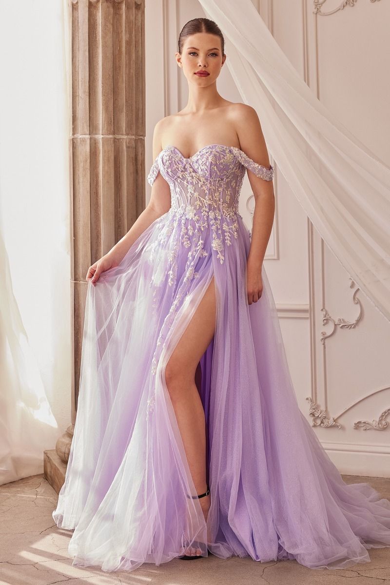 Divino vestido de gala corte A con hombros descubiertos ,corpiño transparente adornado con apliques de encaje que brillan con lentejuelas