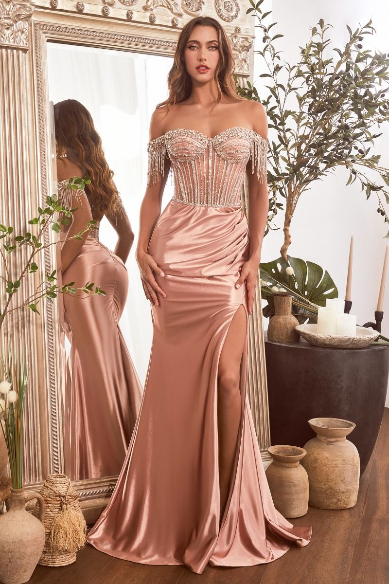 Vestido de satén adornado ,cintura fruncida y el escote en forma de corazón con hombros ,corpiño con adornos brillantes y el detalle de flecos fuera del hombro