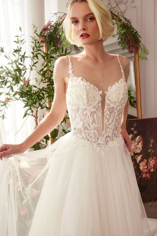 Impresionante vestido blanco de gala presenta un profundo escote en V, delicados tirantes finos y una intrincada aplicación de encaje floral en el corpiño y una falda de tul en capas fluye maravillosamente