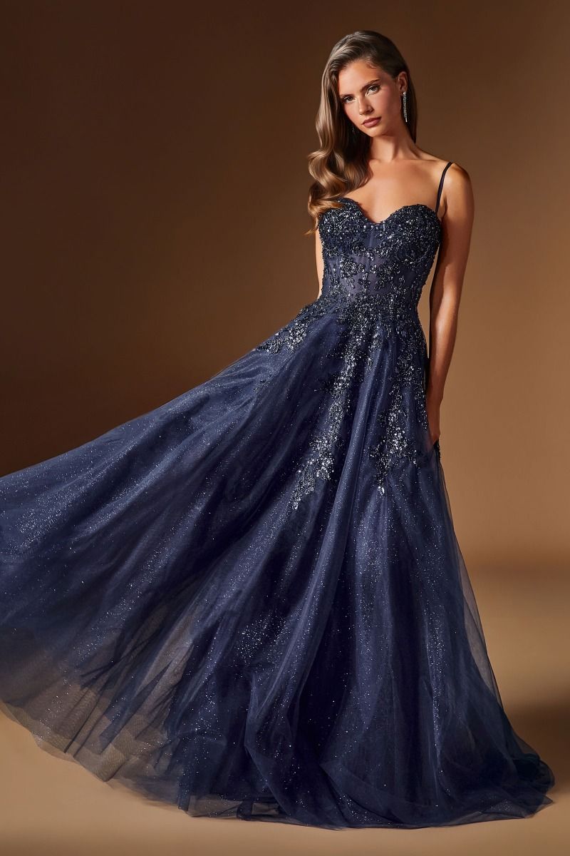 Espectacular vestido con delicados tirantes finos y intrincados apliques de encaje floral, , lentejuelas brillantes y los detalles de pedrería en relieve