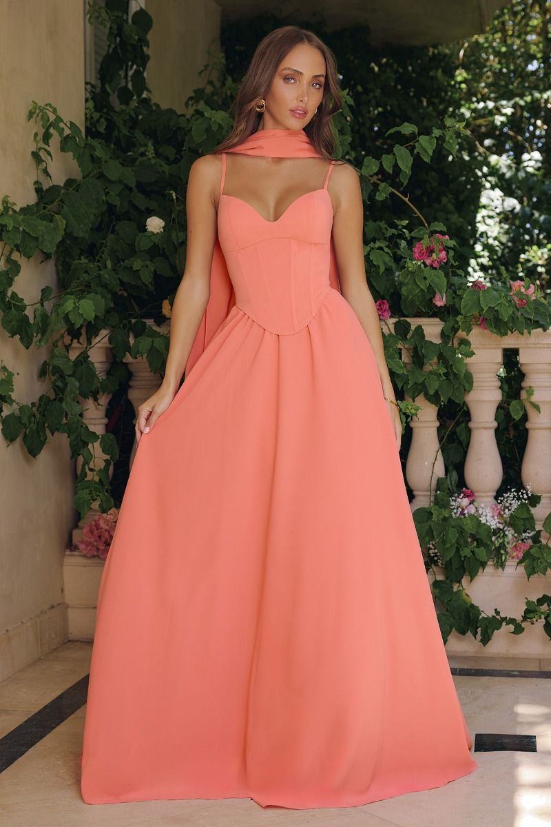 Vestido corte A con escote V y delicados tirantes , espalda con cordones ajustables y incluye pashmina