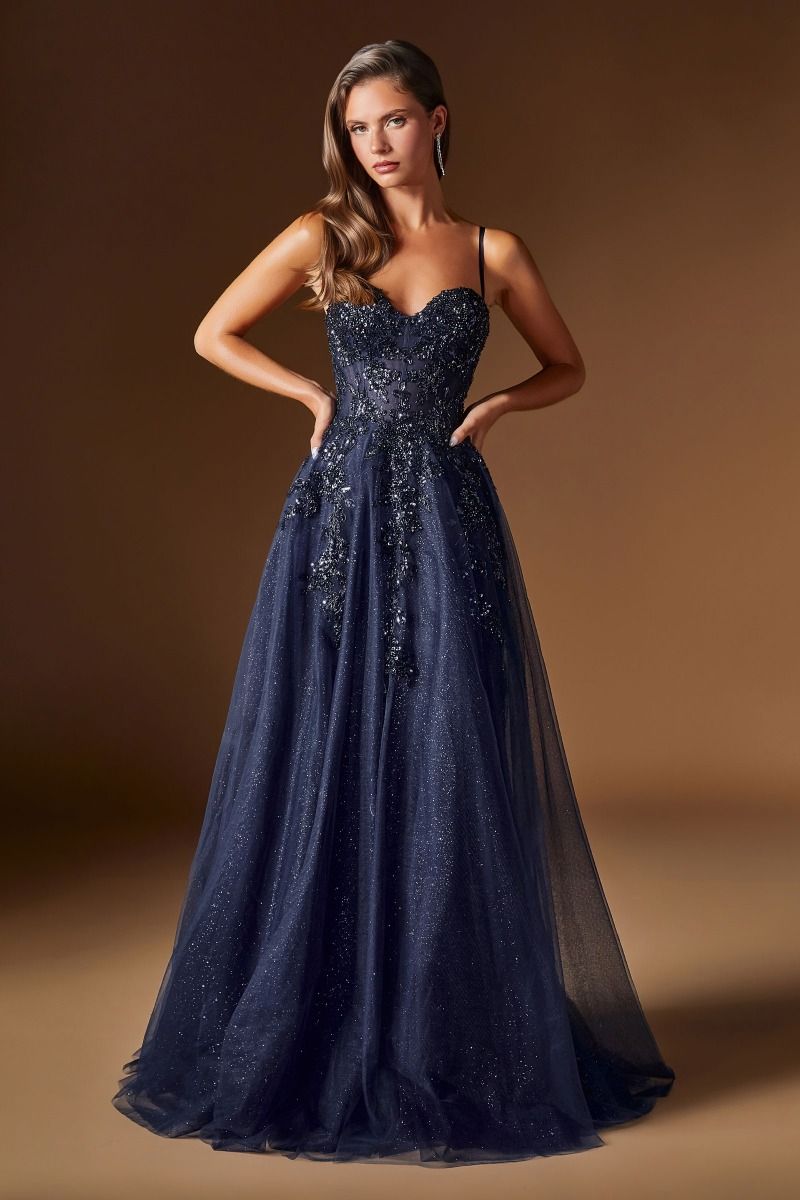 Espectacular vestido con delicados tirantes finos y intrincados apliques de encaje floral, , lentejuelas brillantes y los detalles de pedrería en relieve