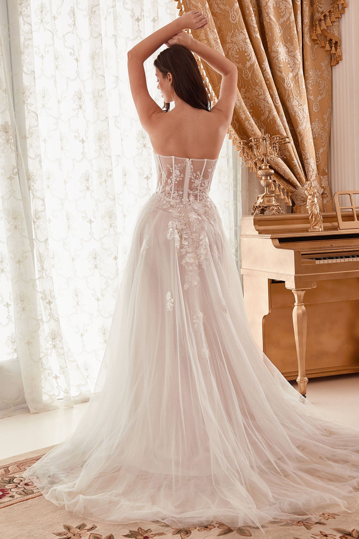 magnífico vestido de novia con apliques florales sin tirantes con escote en forma de corazón y abertura en la pierna en la parte delantera de la falda