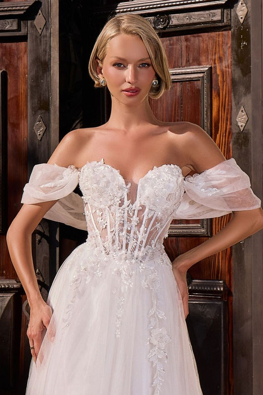 vestido de novia corte princesa presenta un escote corazón con los hombros al descubierto, adornado con delicados apliques florales en relieve y brillantes detalles de pedrería, mangas de tul drapeado y transparente
