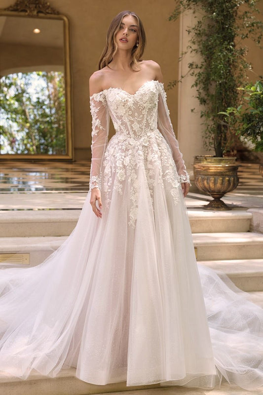 Vestido de novia presenta un escote de hombros descubiertos con mangas transparentes de efecto ilusión y un corpiño tipo corsé adornado con aplicaciones florales aplicadas a mano
