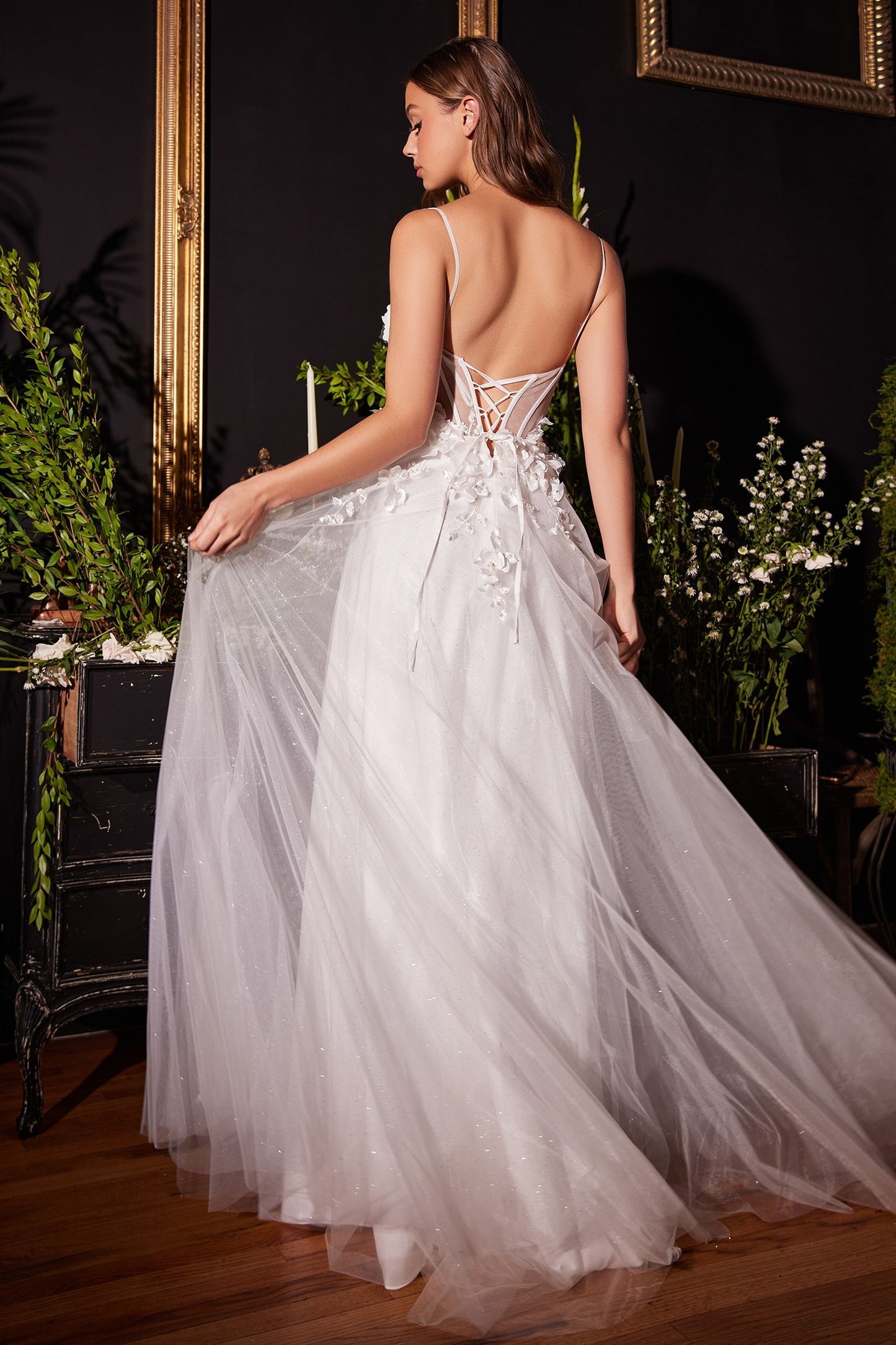 Vestido de novia floral de ensueño presenta una falda amplia confeccionada con tul suave y un corpiño transparente adornado con aplicaciones florales dimensionales