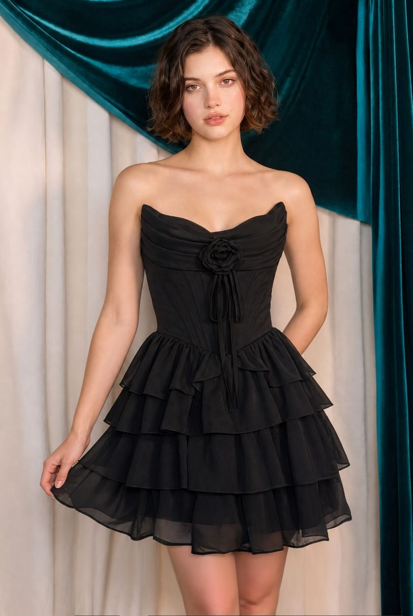 Dulce minivestido sin tirantes y escote corazón de suave caída con un delicado detalle de roseta, capas de vaporosos volantes de gasa caen en cascada por la falda
