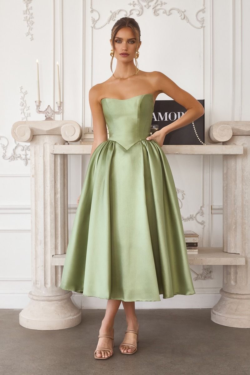 Elegante vestido midi de mikado, diseñado con un escote palabra de honor y una voluminosa falda