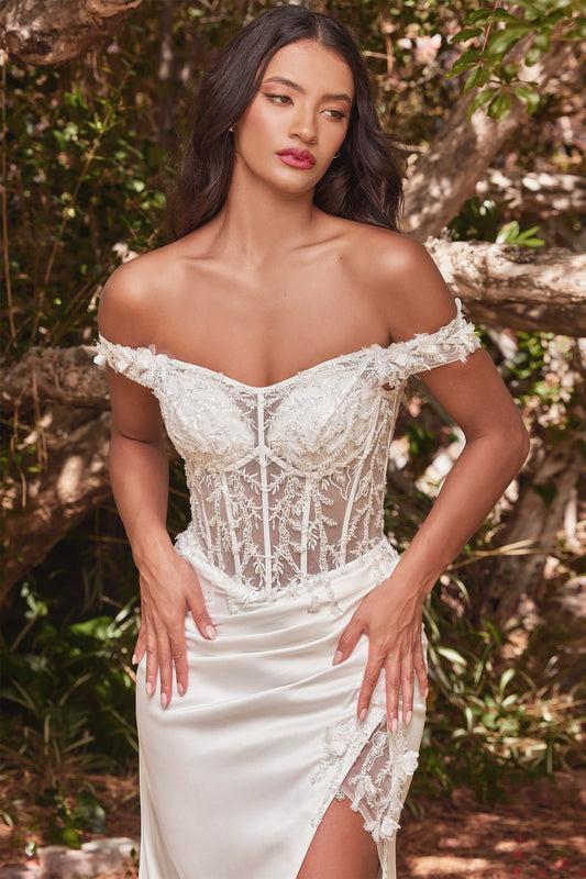 Vestido de novia ajustado de satin corpiño transparente adornado con encaje y apliques florales intrincados con una abertura alta en el muslo