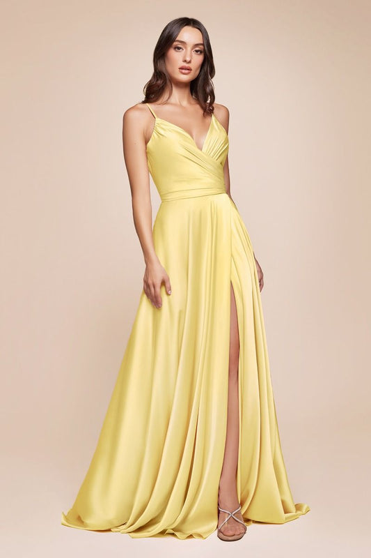 Clásico vestido satinado con escote en forma de corazón de falda fluida y una elegante abertura en pierna