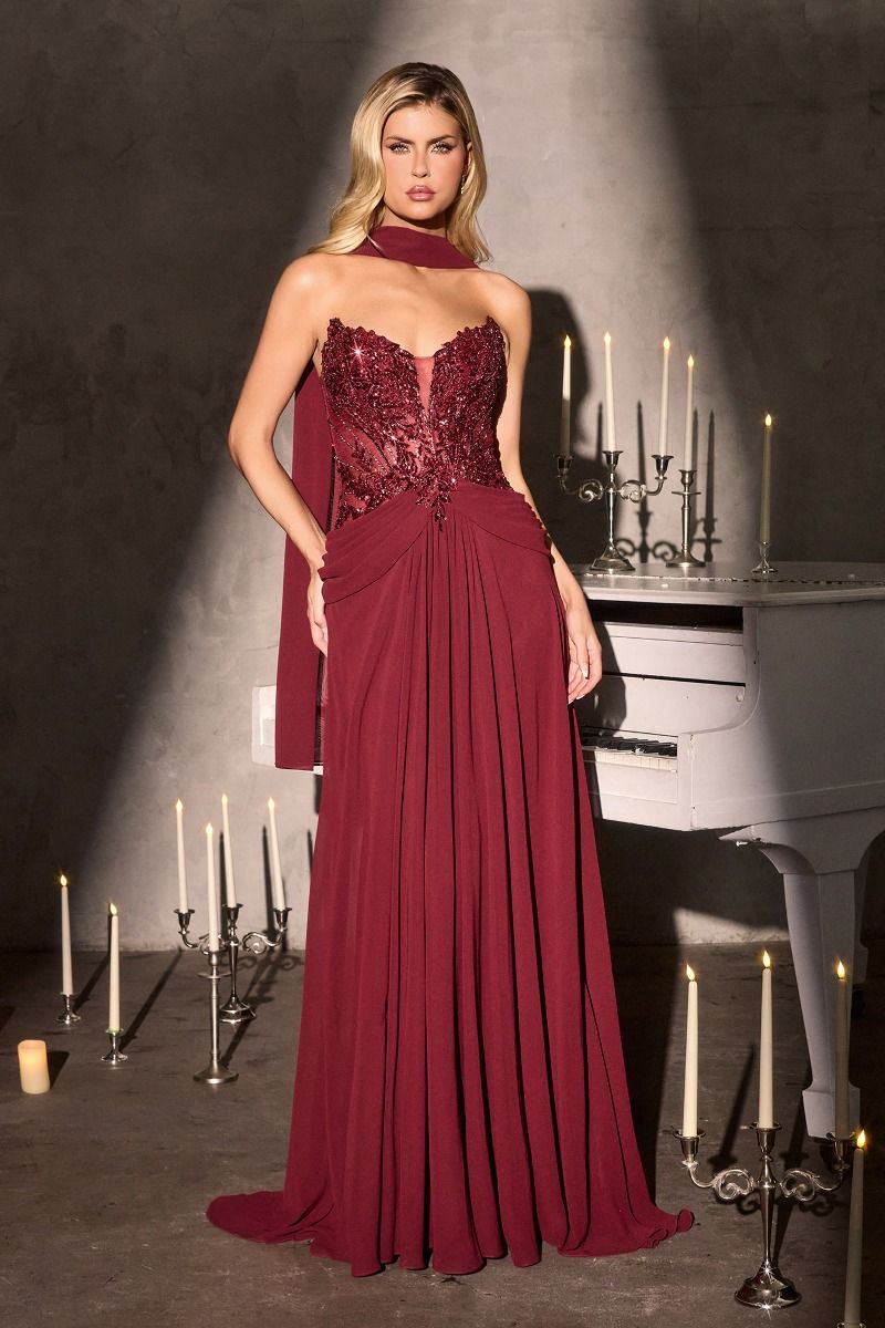 Vestido escote ilusión en forma de corazón combinado con un corpiño brillante y finamente bordado , elegante falda en línea A y un ligero pañuelo de gasa