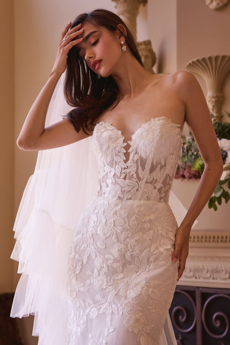Vestido de novia corte sirena y sin tirantes presenta un pronunciado escote corazón con aplicaciones de encaje floral con unos guantes largos a juego y extraíbles