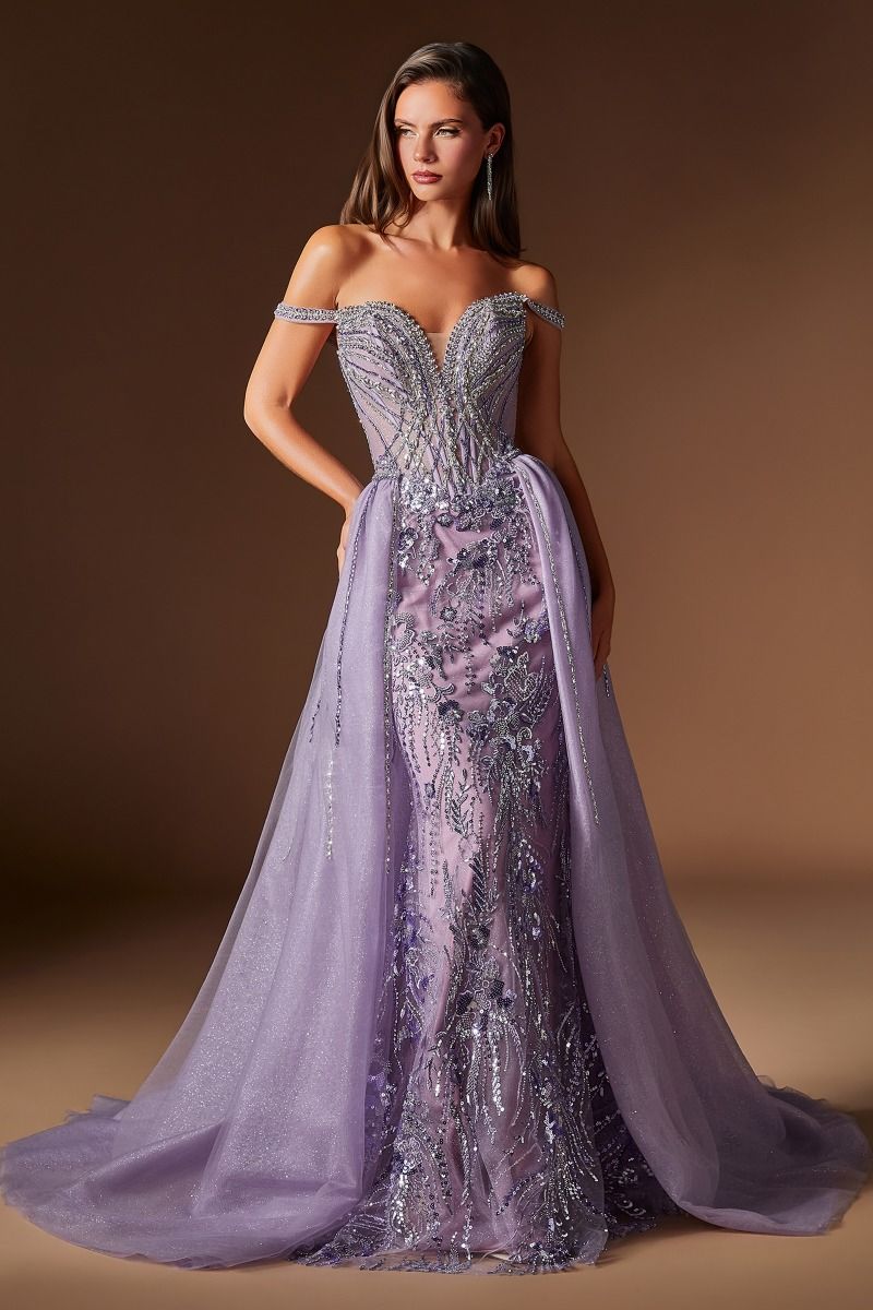 Vestido glamoroso y moderno con un escote corazón adornado con brillantes cristales y sobrefalda desmontable de tul con destellos
