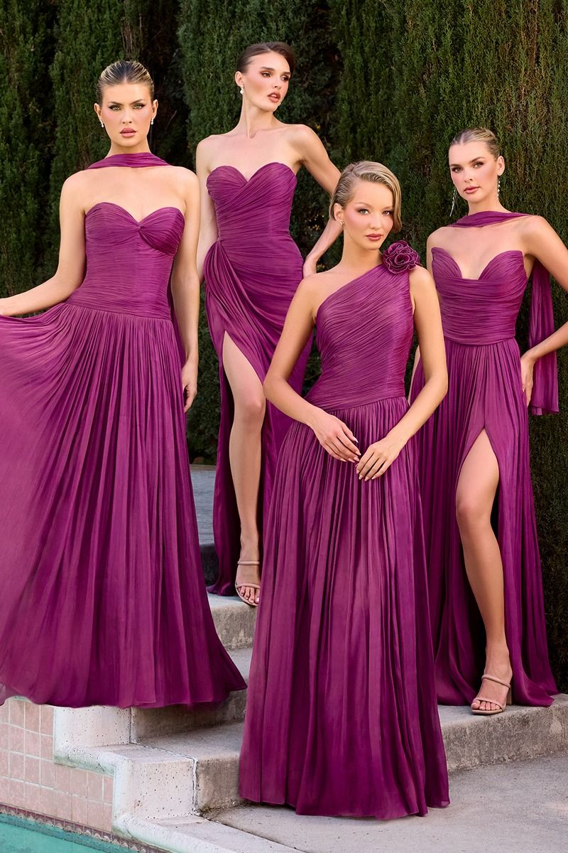 Vestido que  presenta un escote palabra de honor en forma de corazón y delicados pliegues , diseñado con tejido de gasa luminiscente con abertura lateral