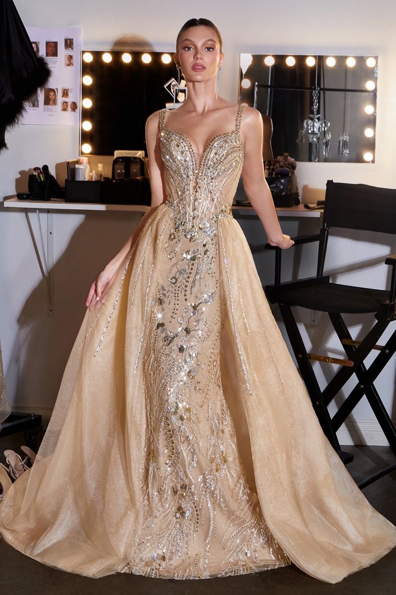 Vestido glamoroso y moderno con un escote corazón adornado con brillantes cristales y sobrefalda desmontable de tul con destellos