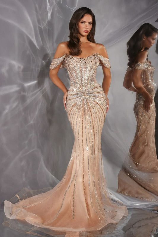 Inolvidable vestido de corte sirena y ajuste ceñido está adornado con deslumbrantes aplicaciones de cristales y pedrería , espalda abierta con cierre de cordones