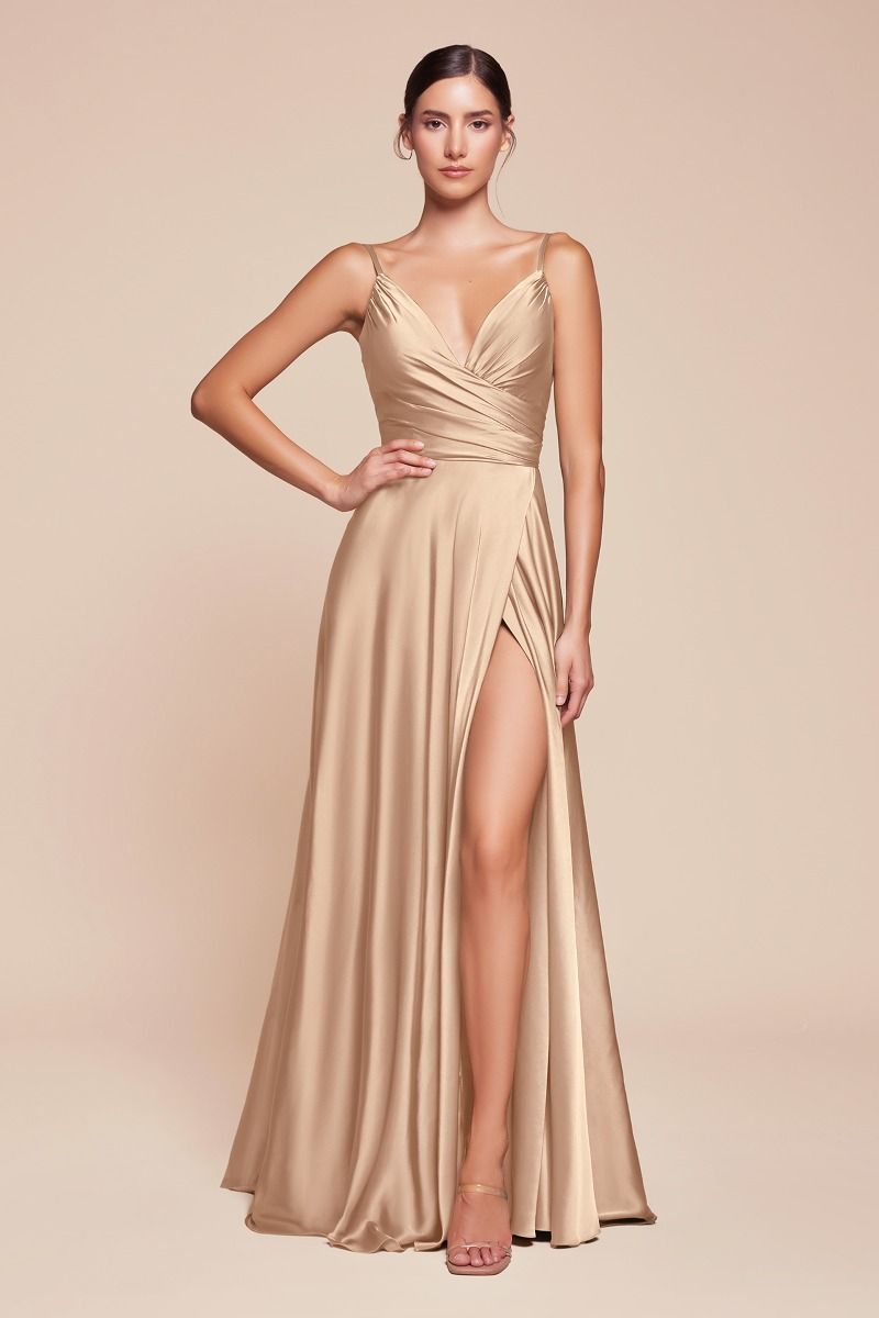 Clásico vestido satinado con escote en forma de corazón de falda fluida y una elegante abertura en pierna
