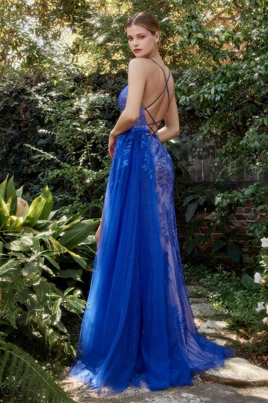 Fascinante vestido ajustado adornada con piedras color azul ,un estampado floral  y una faja lateral hecha de tul brillante en capas