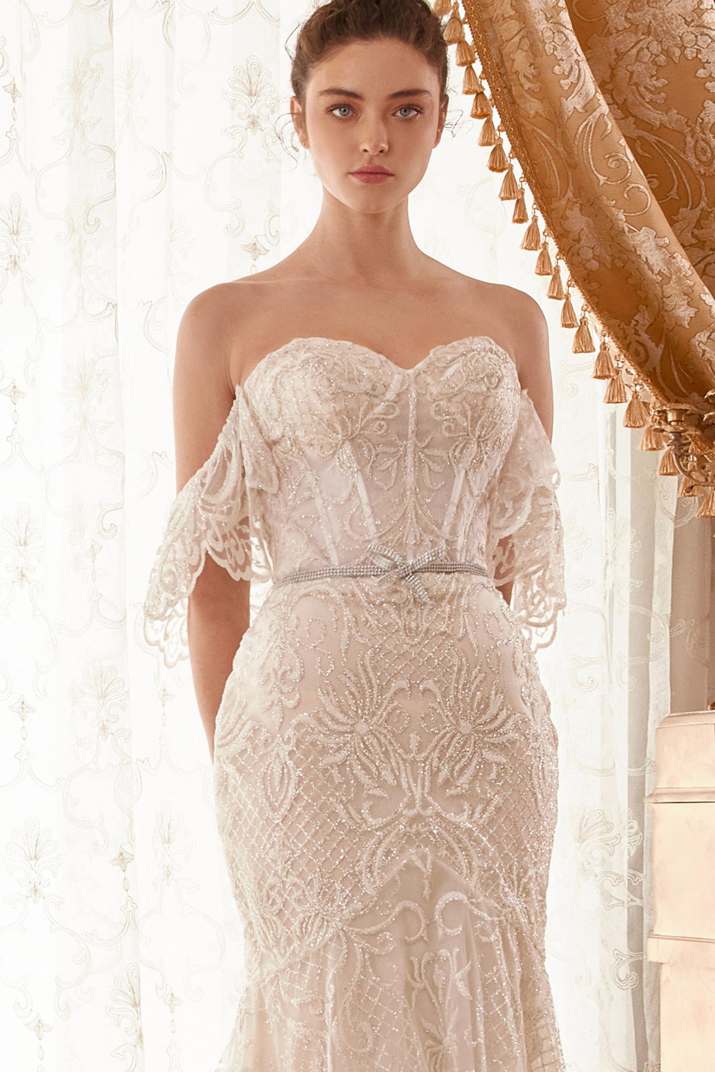 exquisito vestido de novia sirena sin tirantes con una preciosa tela blanca con motivos barrocos brillantes brilla con una elegancia romántica y un atrevido escote en forma de corazón