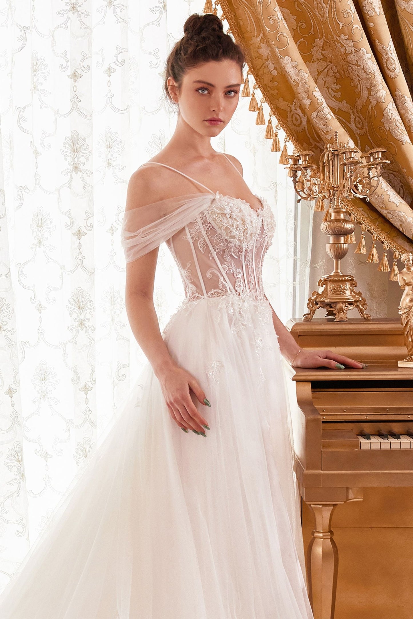 Vestido de novia de cuento de hadas con un seductor escote corazón y mangas drapeadas que dejan los hombros al descubierto y un corpiño transparente con varillas, intrincados apliques de encaje y una hermosa cola larga de tul con capas