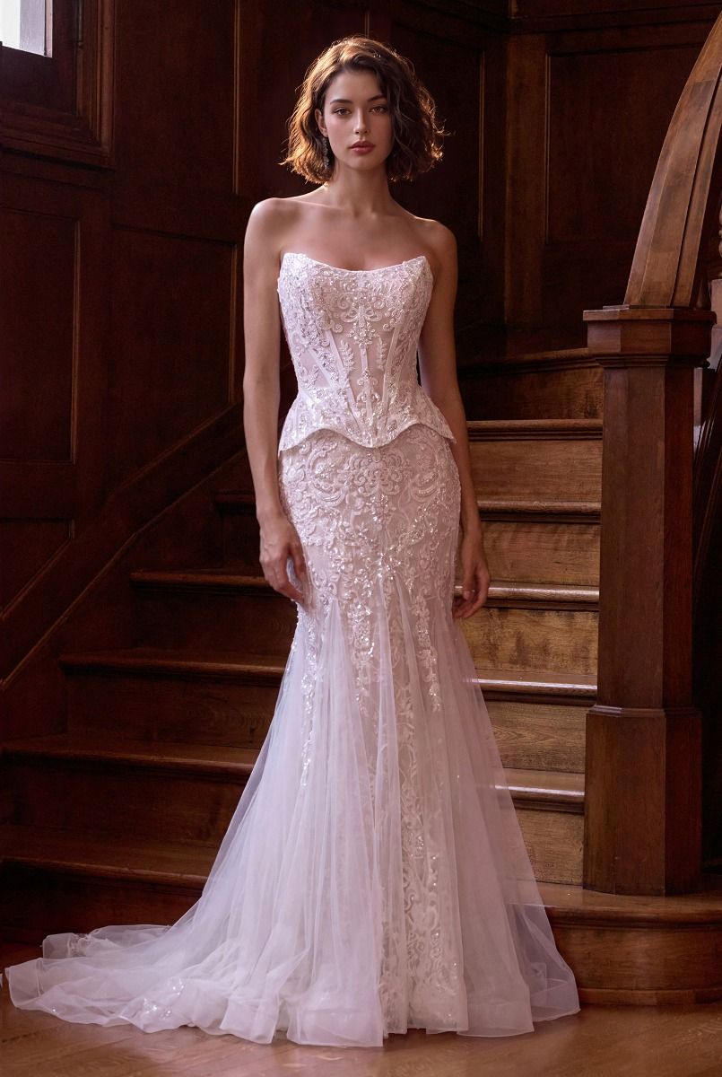Vestido largo estilo sirena de novia , confeccionado en tul con delicados bordados de encaje, pedrería y lentejuelas que aportan brillo y elegancia. Presenta un corset estructurado con varillas visibles, escote strapless ligeramente curvo y termin