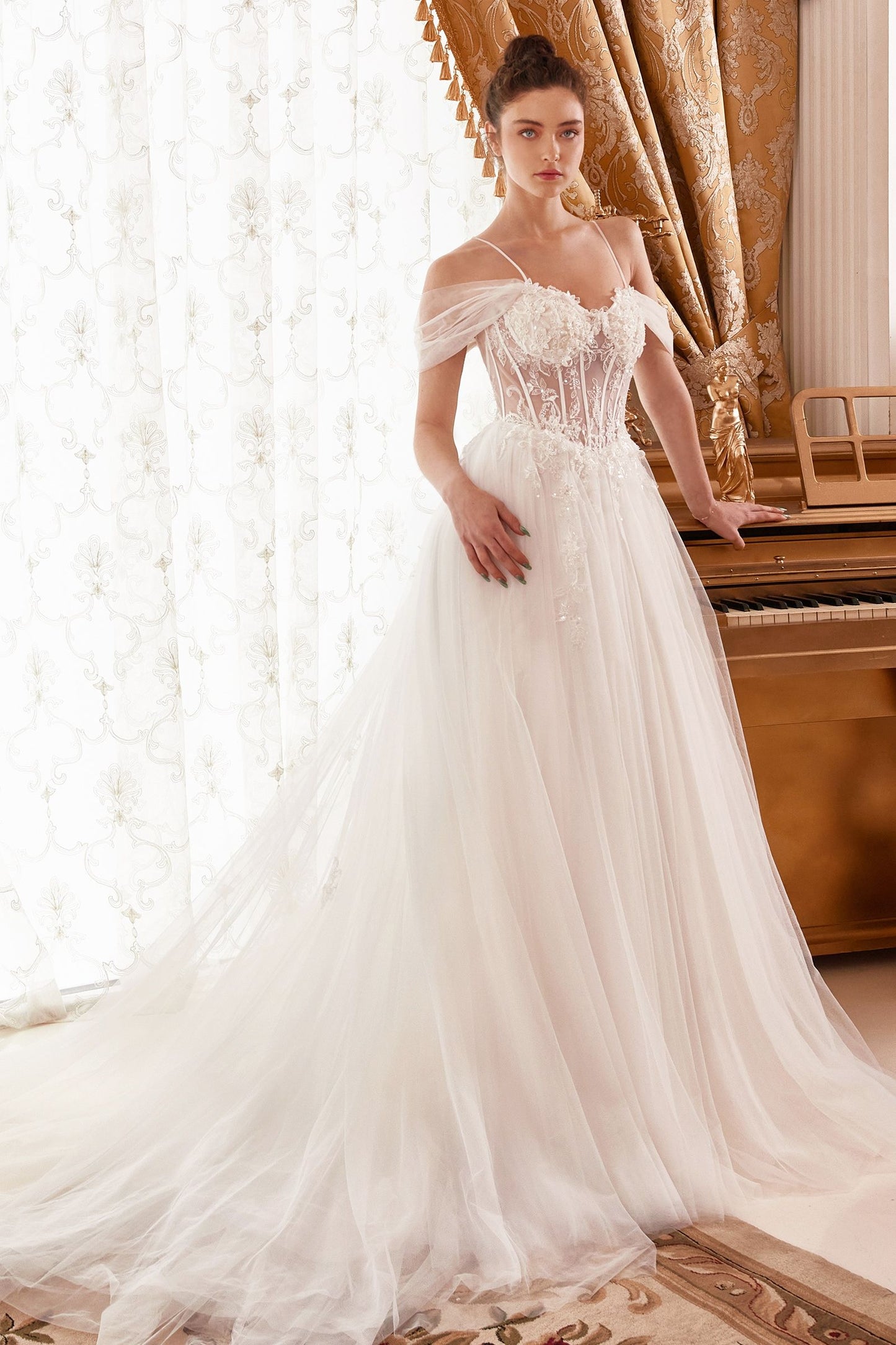Vestido de novia de cuento de hadas con un seductor escote corazón y mangas drapeadas que dejan los hombros al descubierto y un corpiño transparente con varillas, intrincados apliques de encaje y una hermosa cola larga de tul con capas