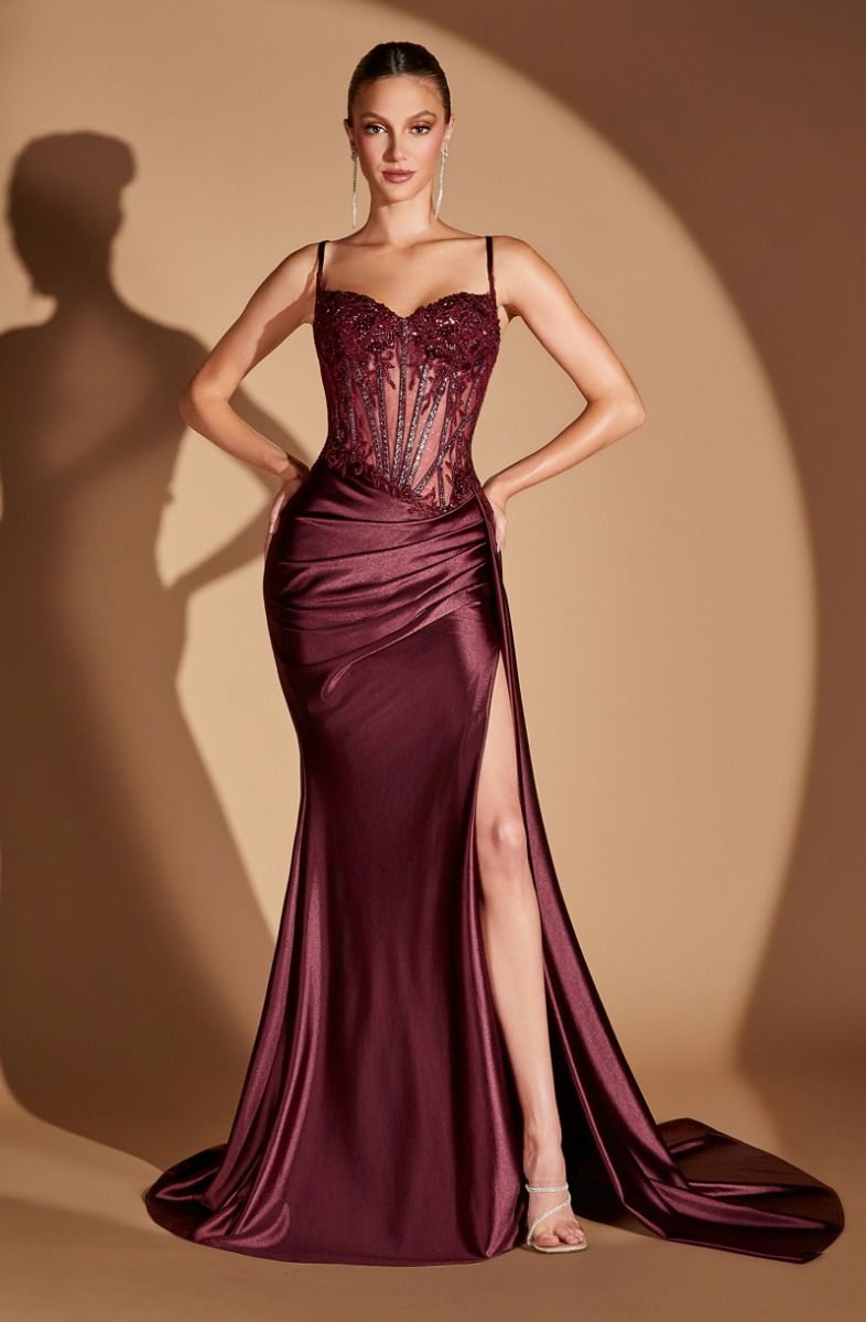 Vestido de lujosa tela de satin  adornado con intrincados detalles de encaje y abertura en pierna