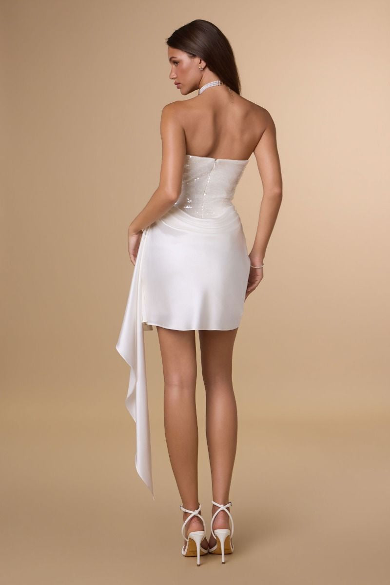 Minivestido blanco sin tirantes combina un cuerpo de lentejuelas brillantes con una falda de satén de caída suave