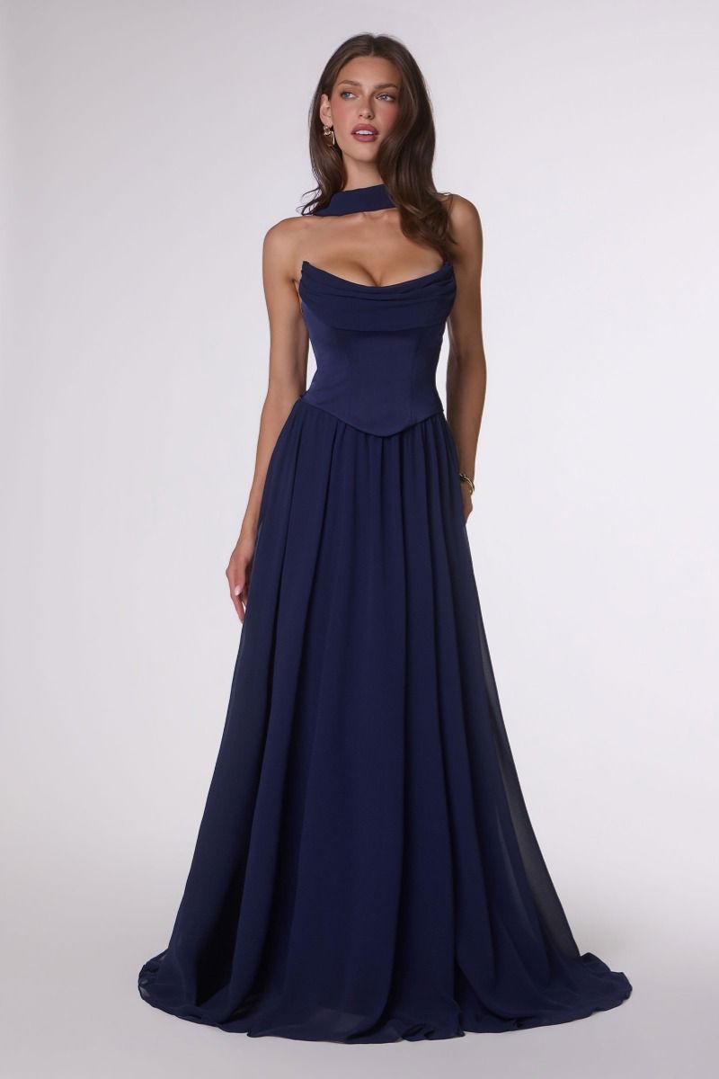 Vestido diseñado con un corpiño estructurado de satén y una falda vaporosa de gasa,y delicado drapeado de gasa en el busto