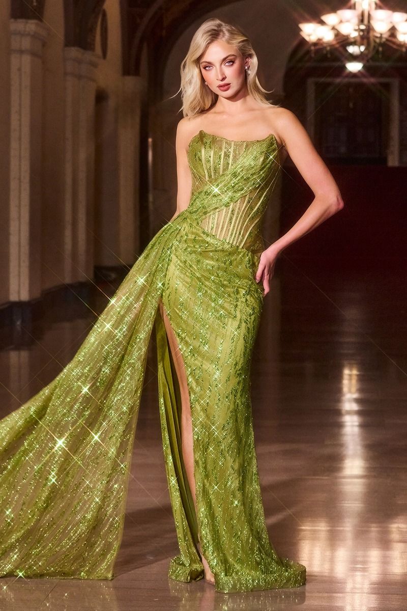 Impresionante vestido sin tirantes con escote redondo en punta y fajín que cruza el corpiño se extiende desde la cintura y cae en cascada hasta el suelo , completamente fabricado con adornados con purpurina