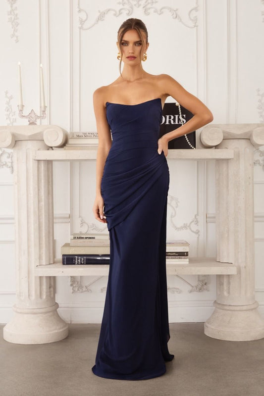 Vestido de gasa, diseñado con un elegante escote y un suave drapeado , detalles fruncidos definen la cintura y una faja lateral en cascada
