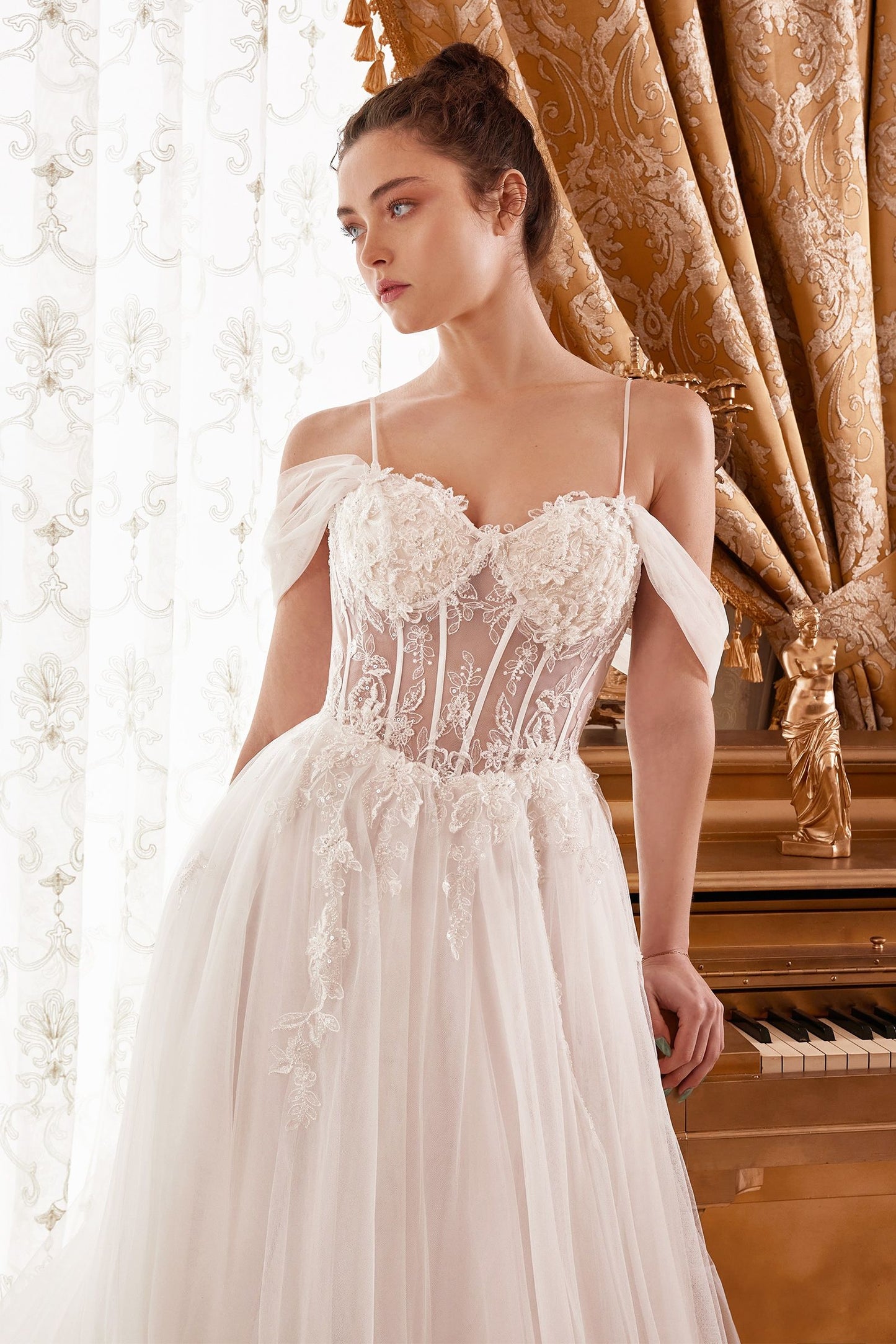Vestido de novia de cuento de hadas con un seductor escote corazón y mangas drapeadas que dejan los hombros al descubierto y un corpiño transparente con varillas, intrincados apliques de encaje y una hermosa cola larga de tul con capas