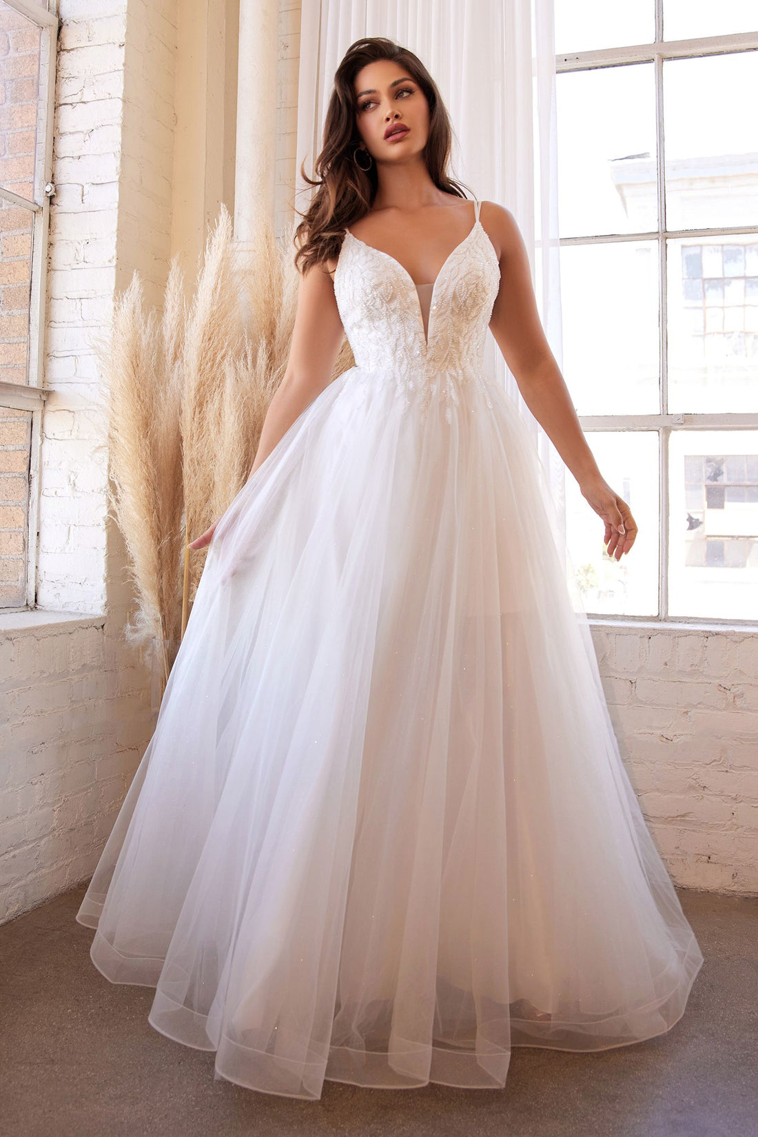 Vestido de novia con voluminosa falda corte A y los finos tirantes dob ...