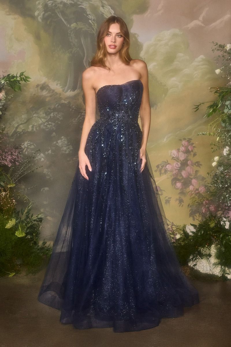 Elegante vestido con corpiño transparente sin tirantes está adornado con lentejuelas verticales y delicados apliques florales de plumas