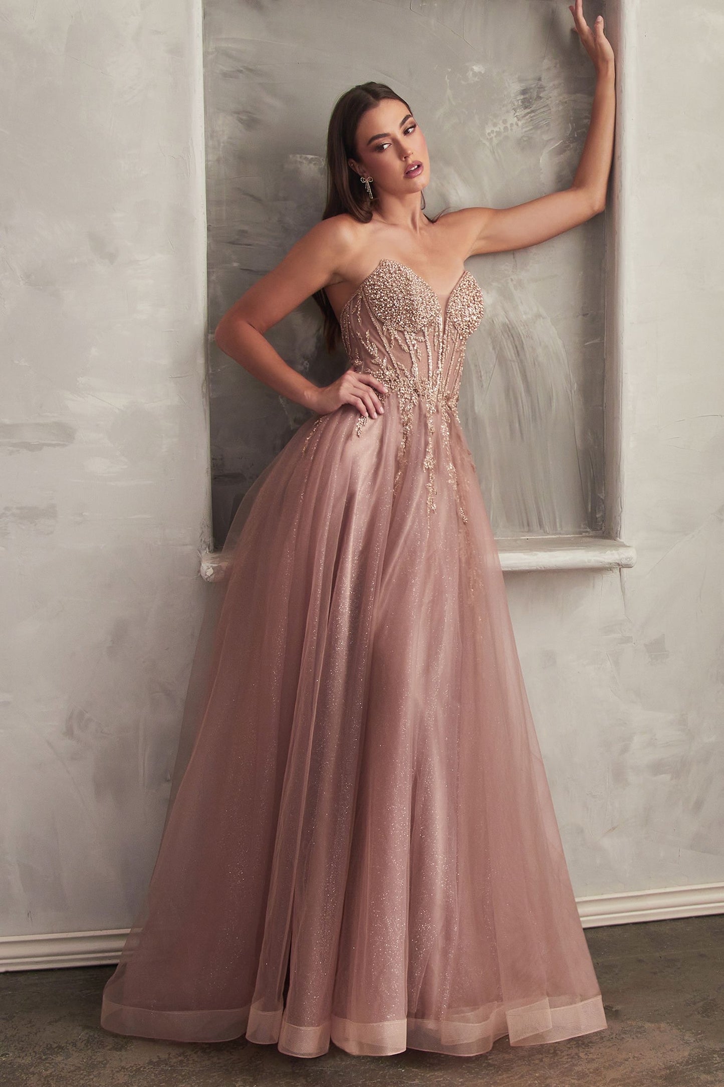 Elegante y glamoroso vestido de gala presenta un corpiño adornado con cuentas de pedrería y una fabulosa falda de tul brillante en capas