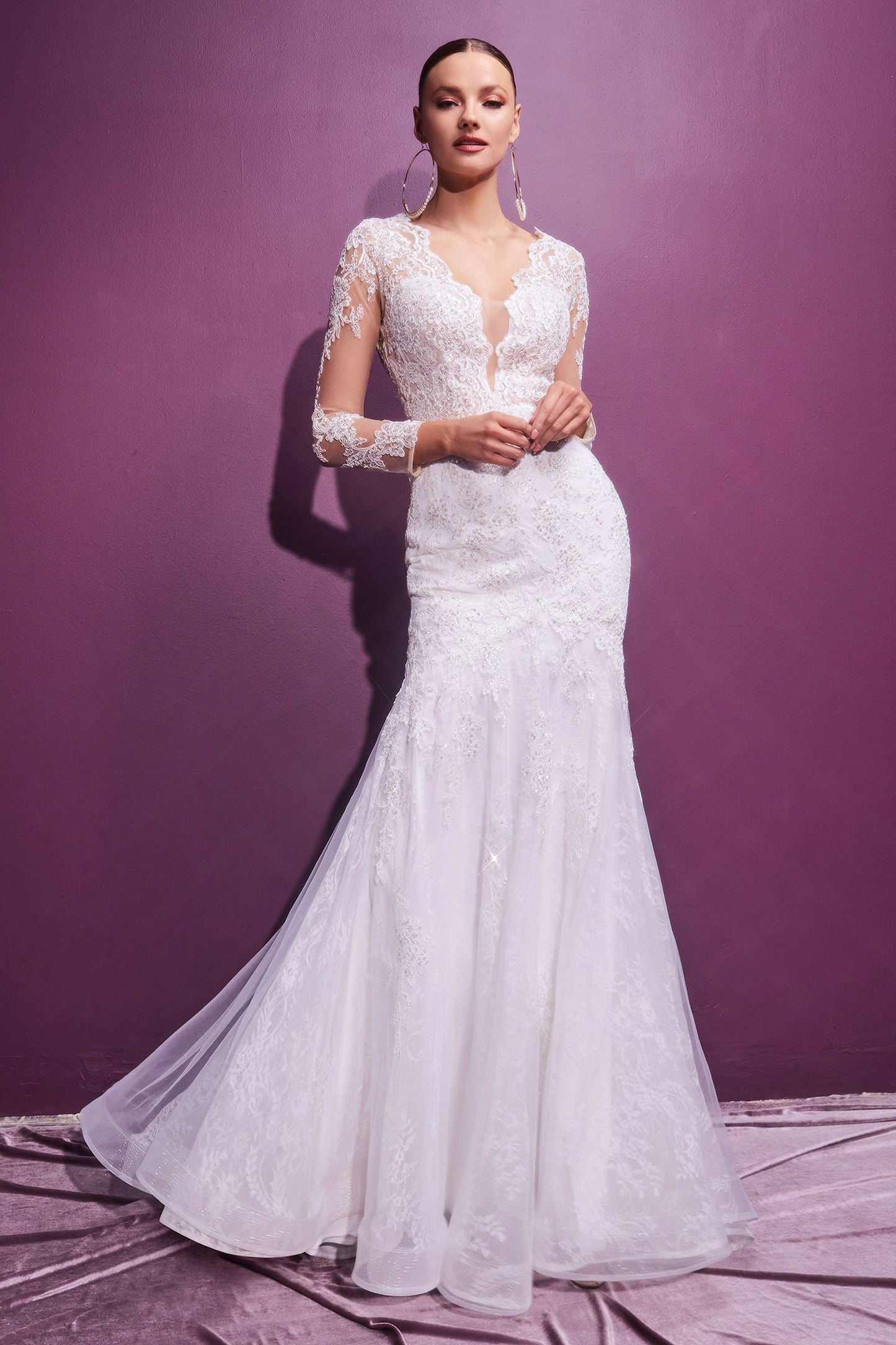 Vestido de novia confeccionado con capas de tul y encaje chantilly bordados y aplicados con flores y lentejuelas brillantes ,escote pronunciado y su diseño en forma de cerradura en la espalda.