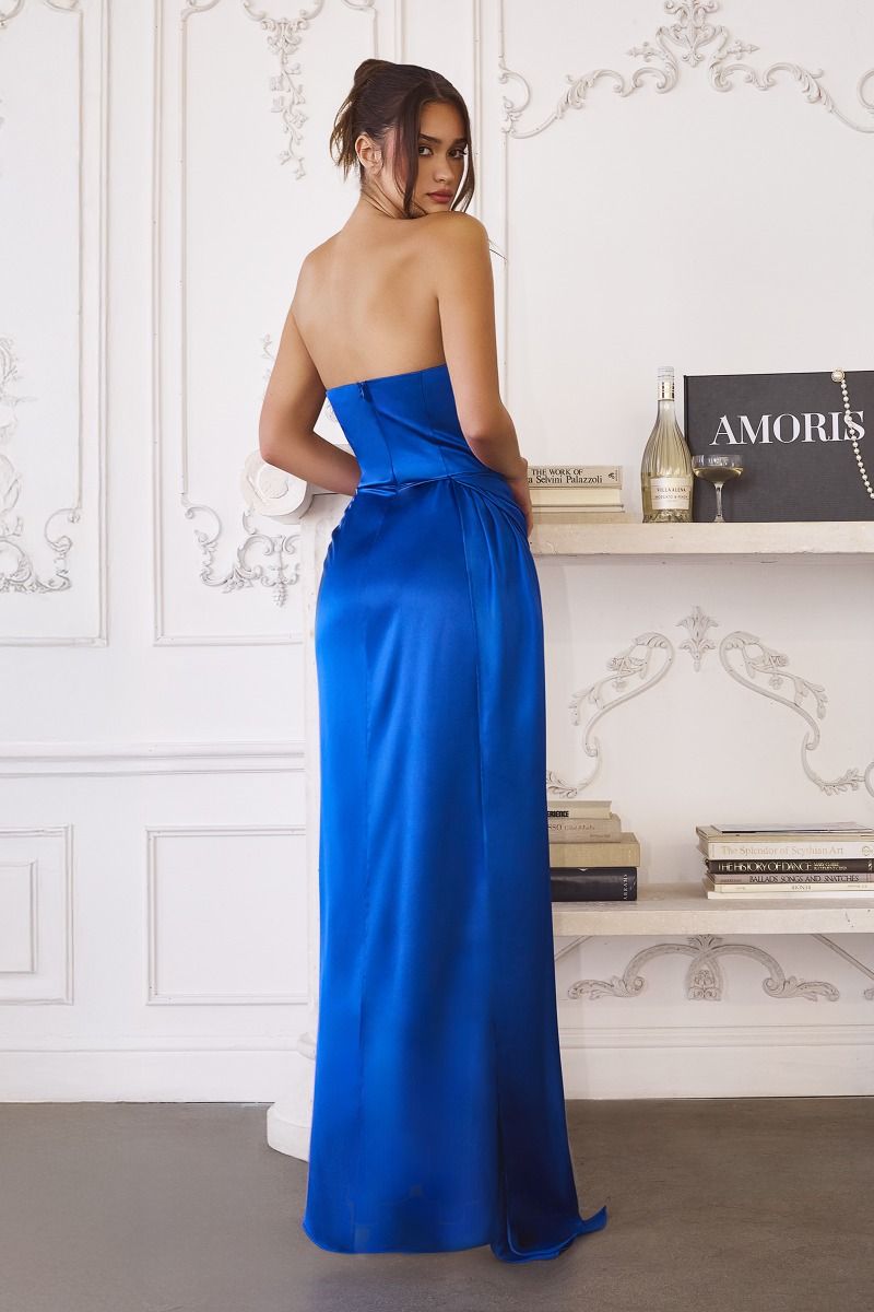 Vestido satinado que estiliza la figura – palabra de honor con drapeado
