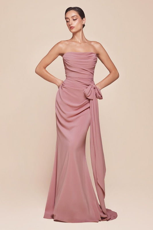 Vestido ajustado sin tirantes presenta un escote redondo y un corpiño fruncido, con elegantes lazos de transición bajo el brazo,confeccionado en suave gasa