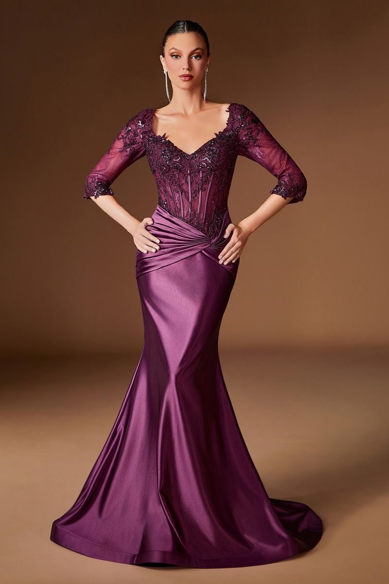 Vestido de noche entallado presenta un corpiño bordado con un suave escote redondo y elegantes mangas tres cuartos, falda de satén elástico, con un elegante fruncido en la cintura