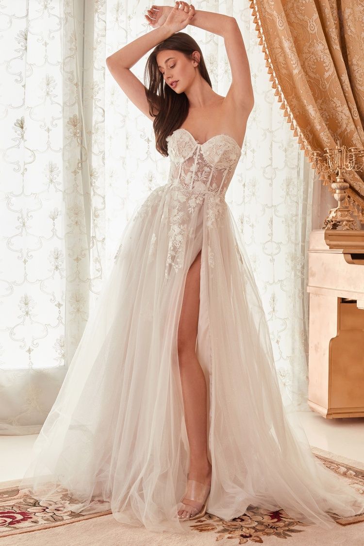 magnífico vestido de novia con apliques florales sin tirantes con escote en forma de corazón y abertura en la pierna en la parte delantera de la falda