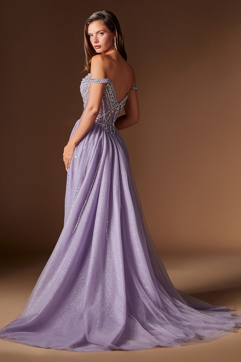Vestido glamoroso y moderno con un escote corazón adornado con brillantes cristales y sobrefalda desmontable de tul con destellos