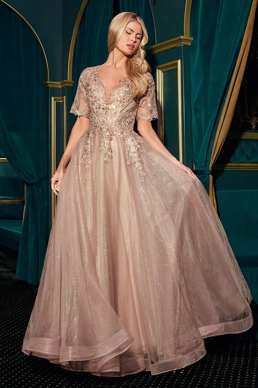 Diseñado con una elegancia delicada, este vestido de corte A presenta un profundo escote en V, delicadas medias mangas y un corpiño con apliques de encaje bellamente detallados