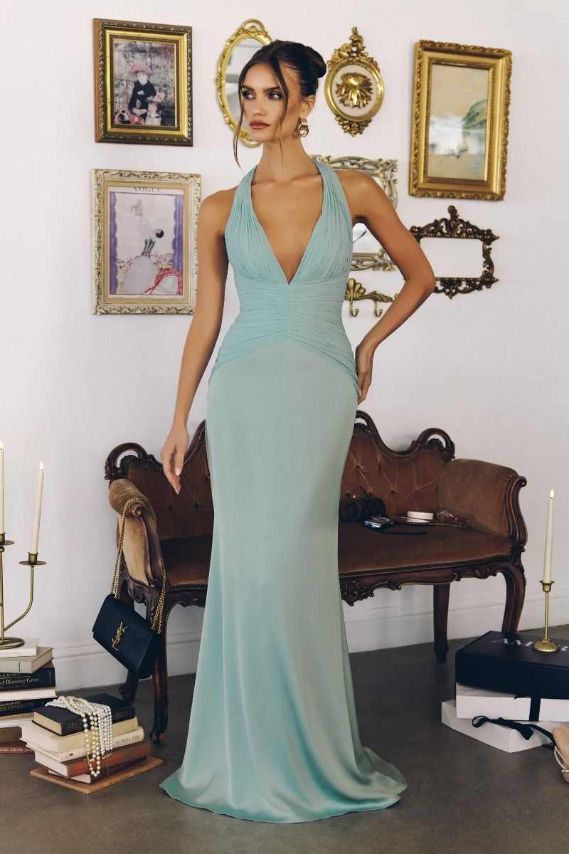 Vestido de satén con escote halter presenta delicados pliegues de gasa , con un diseño de espalda abierta con lazo