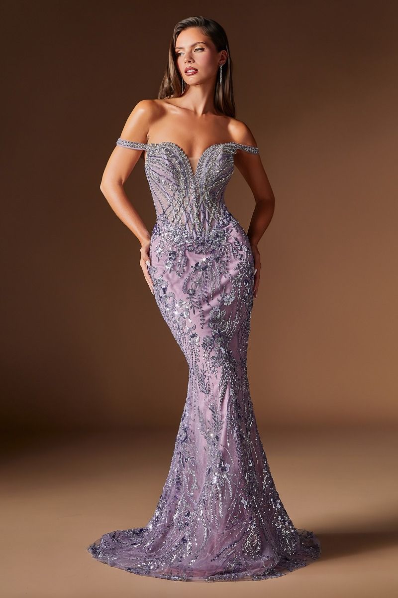 Vestido glamoroso y moderno con un escote corazón adornado con brillantes cristales y sobrefalda desmontable de tul con destellos