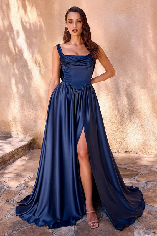 Vestido de satén suave, corpiño estructurado con un escote desbocado, mangas caídas y falda corte A con abertura en pierna